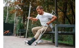 Что лучше – костыли или ходунки?