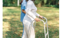 Какие выбрать ходунки для пожилых – с колёсами или без?